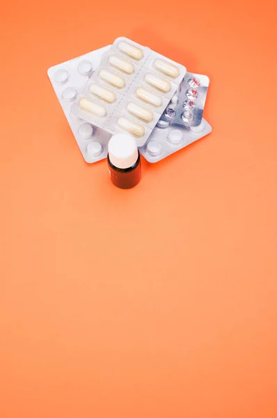 Vertikální Záběr Léku Tobolky Blistru Izolovaném Broskvovém Pozadí — Stock fotografie