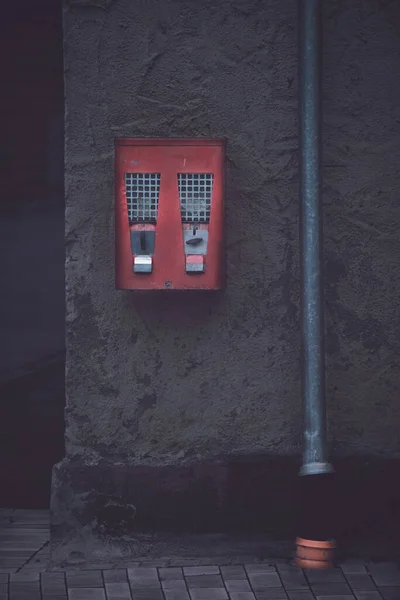 Starý Klasický Automat Žvýkačky Vedle Okapu — Stock fotografie