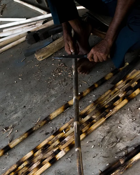 Keskin Bir Bıçakla Kuru Bambuların Yüzeyini Kesen Bir Marangozun Yakın — Stok fotoğraf