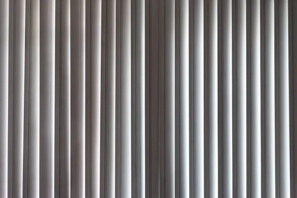 Ριγέ Κουρτίνα Του Παραθύρου Κρέμεται Στο Δωμάτιο — Φωτογραφία Αρχείου