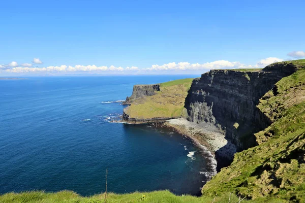 Una Vista Fascinante Los Acantilados Moher Bajo Cielo Azul Nublado — Foto de Stock