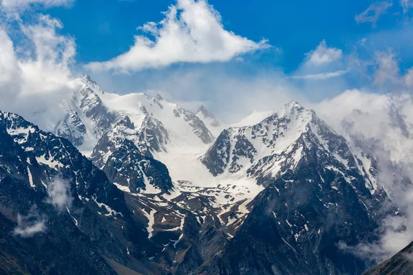 Hoge Bergtoppen Bedekt Met Sneeuw Onder Een Heldere — Stockfoto