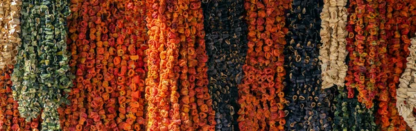土耳其马拉蒂亚市传统集市上挂在市场前的干蔬菜 — 图库照片
