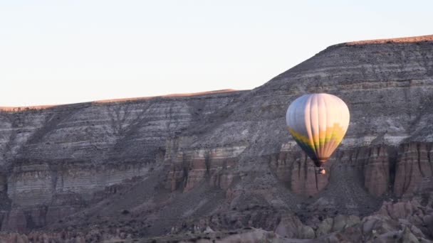 Αερόστατο Θερμού Αέρα Στην Έρημο — Αρχείο Βίντεο