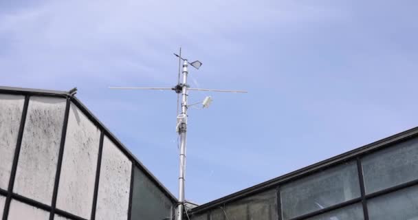 Satellitenschüssel Auf Dem Dach Des Gebäudes — Stockvideo