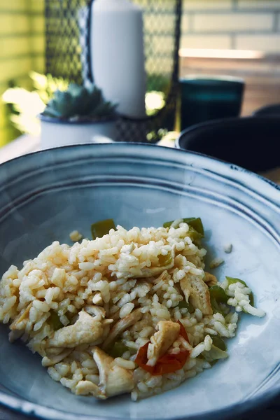 Primer Plano Plato Cerámica Con Arroz Apetitoso Plato Pollo Con —  Fotos de Stock