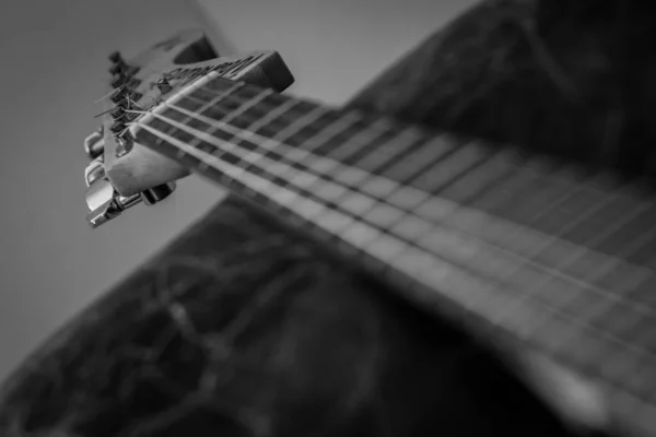 Gråskala Skott Huvudet Och Headstock Gitarr Suddig Bakgrund — Stockfoto