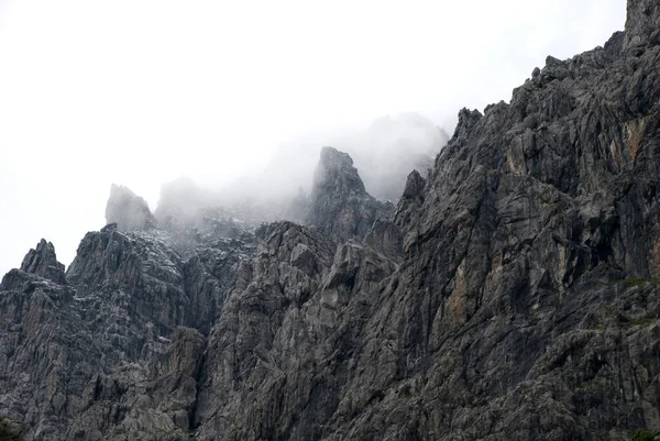 Vista Volo Uccello Sulle Montagne Rocciose Circondate Dalla Nebbia — Foto Stock