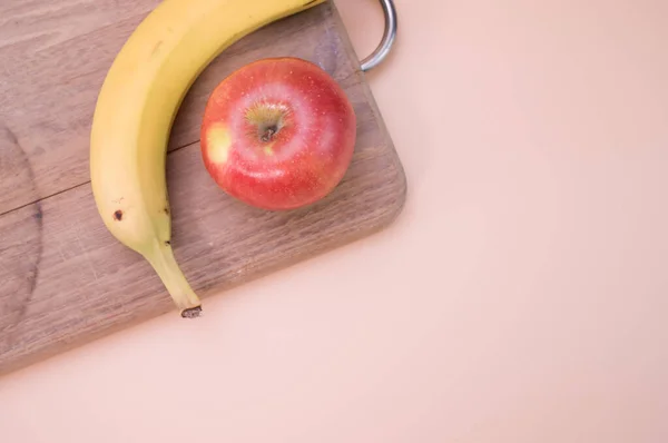 Egy Közeli Kép Friss Almákból Egy Banánból Szőtt Táblán Rózsaszín — Stock Fotó