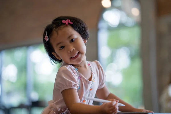 Милая Азиатская Маленькая Девочка Рисует Планшете — стоковое фото