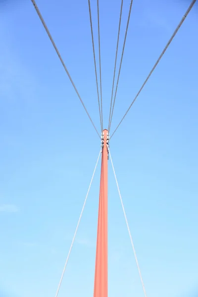 青い空の下で橋の線の垂直ショット — ストック写真