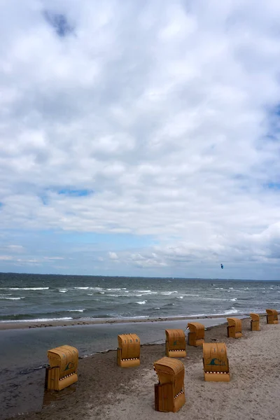 Балтичное Море Германия Июня 2021 Года Вертикальный Снимок Пляжной Корзины — стоковое фото