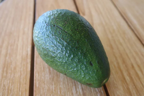 Primer Plano Aguacate Grande Sobre Una Mesa Madera — Foto de Stock