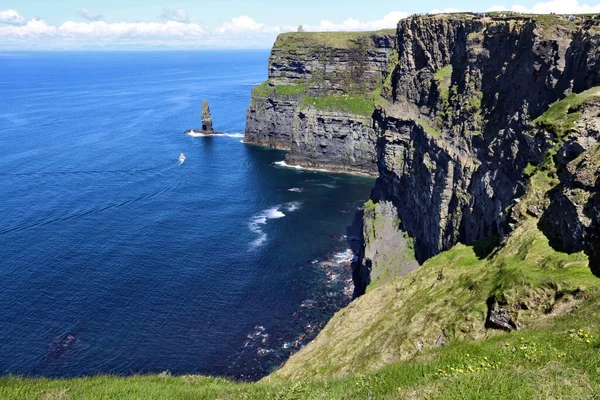 Uma Vista Fascinante Dos Penhascos Moher Sob Céu Azul Nublado — Fotografia de Stock