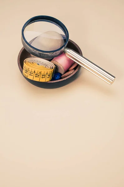 Een Verticale Opname Van Naaimaterialen Een Houten Schaal Geïsoleerd Lichtbruine — Stockfoto