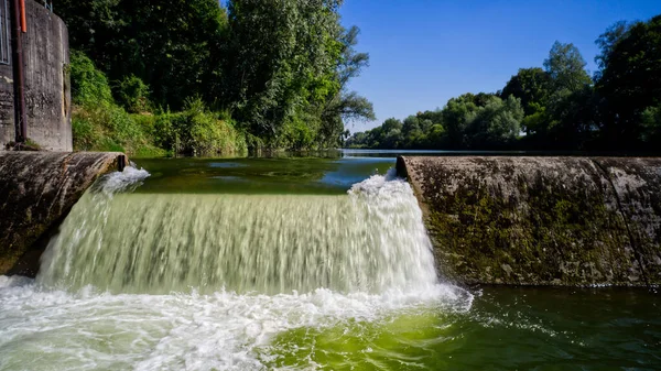 Una Pequeña Presa Río Verde Que Fluye — Foto de Stock