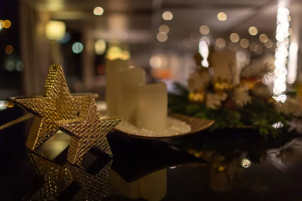 Primer Plano Una Mesa Decorada Con Hermosas Decoraciones Navideñas — Foto de Stock