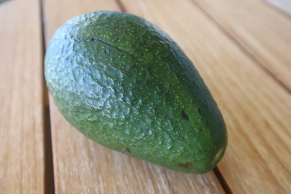 Een Close Van Grote Rijpe Groene Avocado Een Houten Tafel — Stockfoto