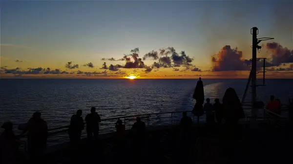 Ein Panoramabild Von Menschen Die Den Malerischen Sonnenuntergang Von Einem — Stockfoto
