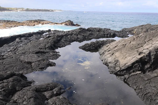 Ωκεάνιο Τοπίο Του Μαύρου Ηφαιστειακού Βράχου Στο Νησί Kona Χαβάη — Φωτογραφία Αρχείου