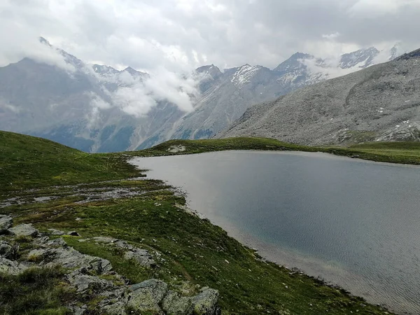 Plano Alto Ángulo Paisaje Montañoso Valsavarenche Con Lago Djouan Italia —  Fotos de Stock