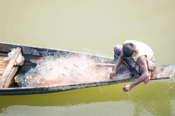 Gros Plan Homme Dans Petit Bateau Pêche Dans Rivière — Photo