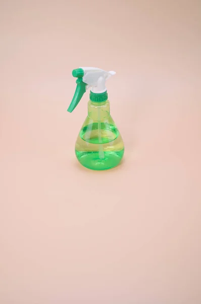 Vertical Shot Green Plastic Sprayer Isolated Light Pink Background — Stock Photo, Image