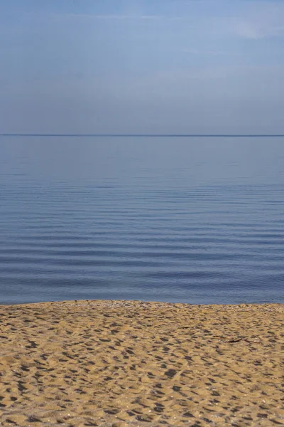 Piękne Ujęcie Piaszczystego Wybrzeża Spokojny Czysty Ocean — Zdjęcie stockowe