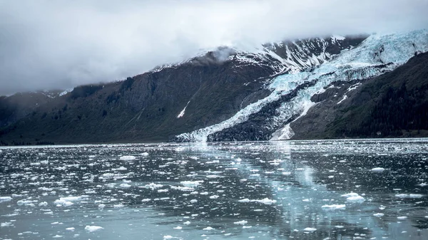 Lago Congelado Con Nieve Costa Verde Bajo Las Nubes — Foto de Stock