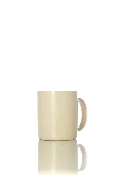 Plan Vertical Une Tasse Blanche Sur Une Surface Réfléchissante Sur — Photo