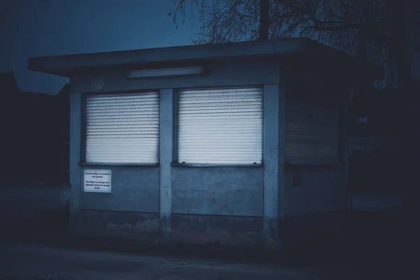 Una Vieja Casa Cuidadores Abandonada —  Fotos de Stock