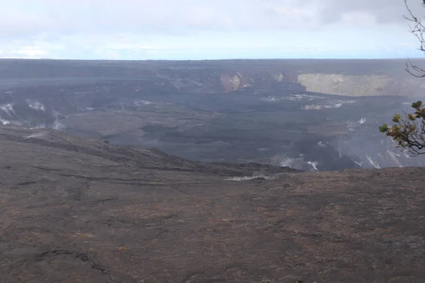 在夏威夷科纳岛上 一个火山口的景观是一个巨大的活火山 在阴天上升着蒸汽 — 图库照片