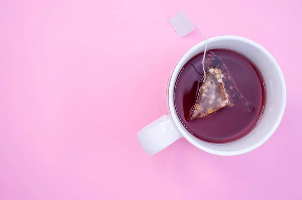 Eine Draufsicht Auf Eine Weiße Tasse Tee Isoliert Auf Rosa — Stockfoto