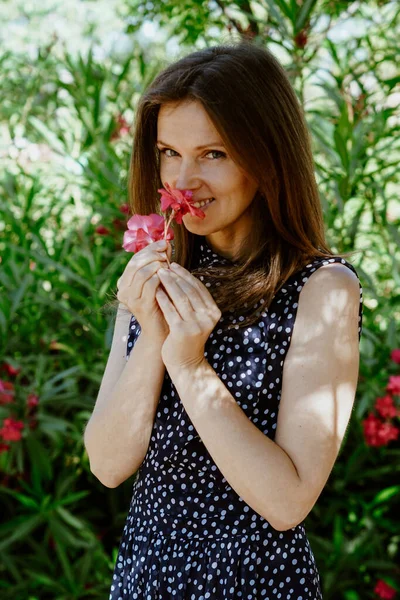 Porträt Einer Kaukasierin Mittleren Alters Die Die Blumen Ihren Händen — Stockfoto
