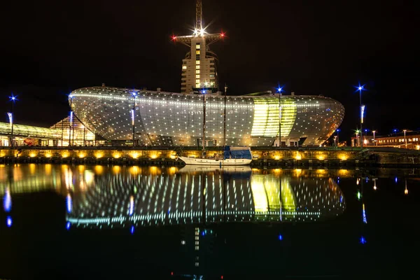 Una Vista Panorámica Barco Nadando Pacíficamente Lago Durante Noche — Foto de Stock