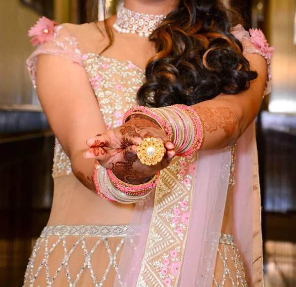 Ένα Κοντινό Πλάνο Μιας Νύφης Φορώντας Ένα Παραδοσιακό Ινδικό Νυφικό — Φωτογραφία Αρχείου