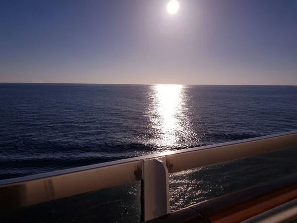 Ήρεμη Γαλάζια Θάλασσα Από Ένα Πλοίο Μια Ηλιόλουστη Μέρα — Φωτογραφία Αρχείου