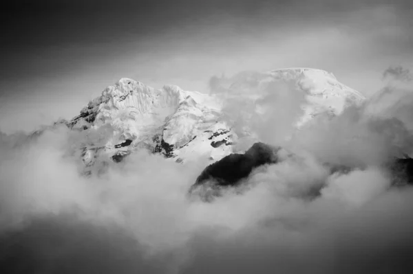 Graustufenaufnahme Von Schnee Und Wolkenbedeckten Bergen — Stockfoto