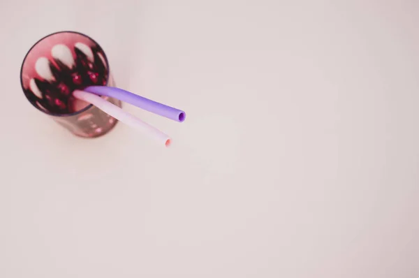 Крупный План Многоразовых Соломинки Изгиба Стакане Изолированы Розовом Фоне — стоковое фото