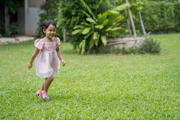 Милая Маленькая Азиатская Девочка Бегает Парке — стоковое фото