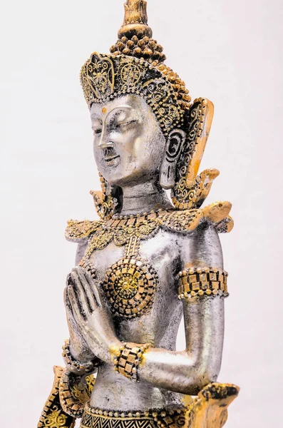 Egy Függőleges Felvétel Buddhista Szoborról Amint Ezüsttel Arannyal Borított Fehér — Stock Fotó