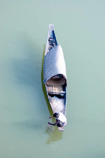 Plan Vertical Homme Dans Petit Bateau Pêche Dans Rivière — Photo