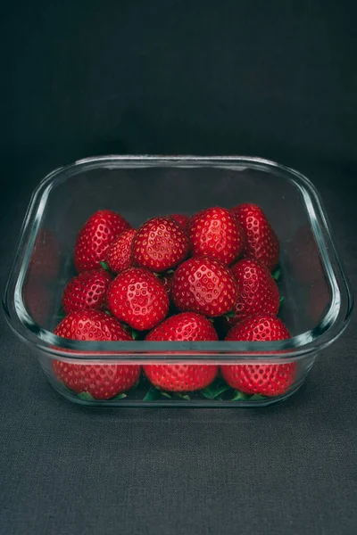 Close Morangos Vermelhos Brilhantes Maduros Recipiente Vidro Perfeito Para Uso — Fotografia de Stock