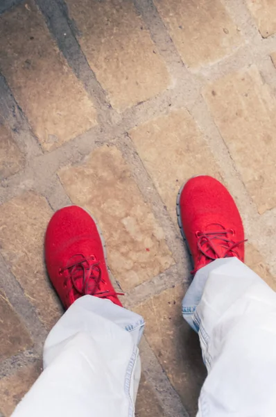 Disparo Vertical Hombre Jeans Con Zapatos Rojos Una Superficie Pavimento — Foto de Stock