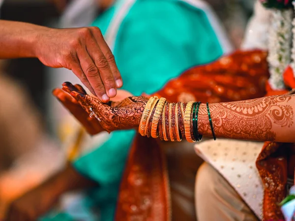 Closeup Vibrant Indian Wedding Ritual Bride Hand Covered Henna Art - Stock-foto