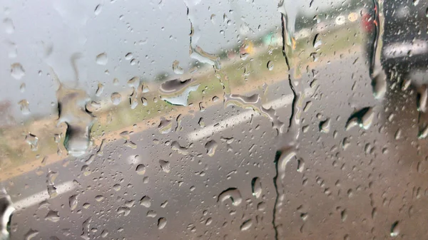 雨点在大雨中被雨点覆盖的车窗的特写 — 图库照片