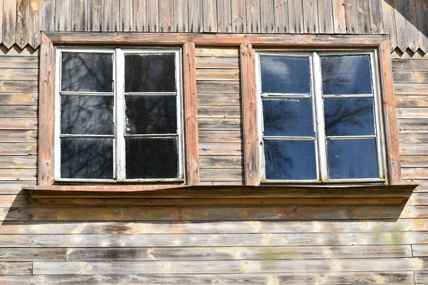 Низкоугольный Снимок Старых Окон Дома — стоковое фото