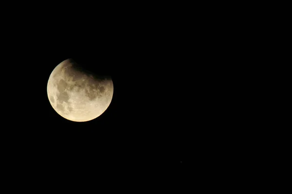 Una Toma Nocturna Luna Una Pequeña Porción Cubierta Negro Fondo —  Fotos de Stock