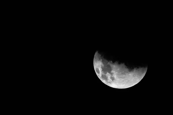 Nocne Ujęcie Księżyca Mała Część Pokryta Czarnym Tłem — Zdjęcie stockowe