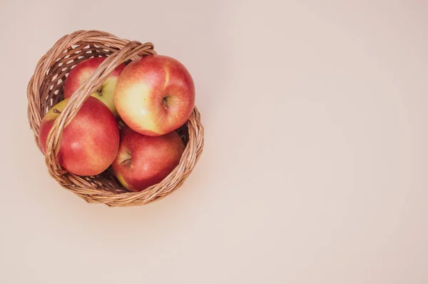 Primer Plano Manzanas Frescas Una Cesta Tejida Aislada Sobre Fondo —  Fotos de Stock